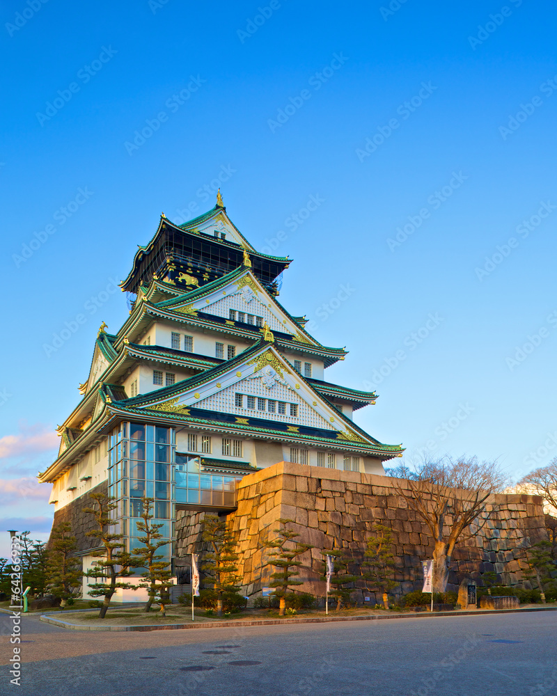 Fototapeta premium Osaka castle under the bright blue sky