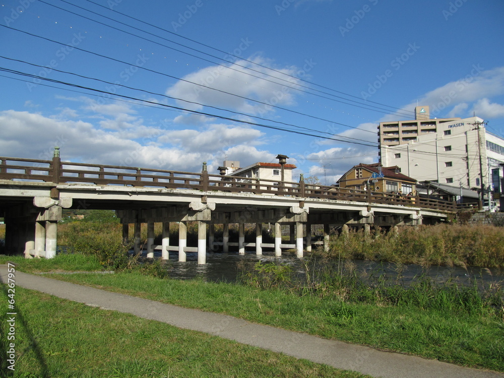 川と木造の橋 川と木造の橋