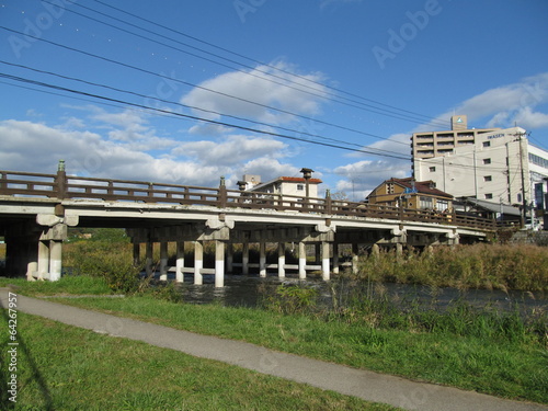 川と木造の橋