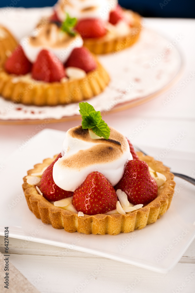 Erdbeertörtchen mit Vanillepudding und Baiser Erdbeertörtchen mit Vanillepudding und Baiser