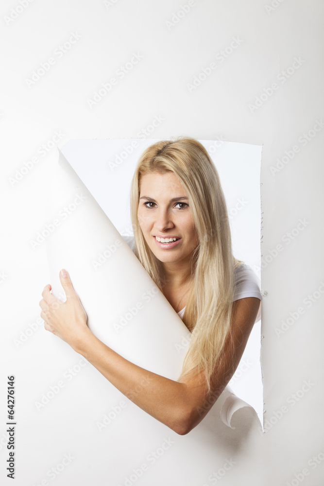 Frau guckt durch Hintergrundkarton Frau guckt durch Hintergrundkarton