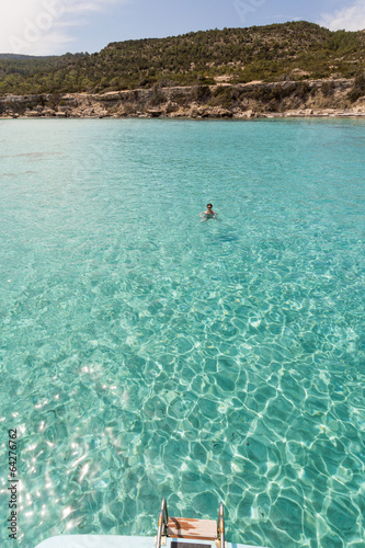Baignade dans le blue lagoon de Chypre
