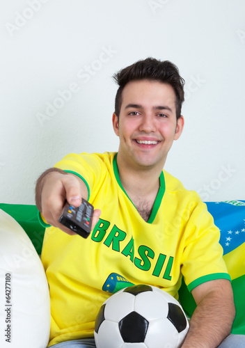 Brasilianischer Fussball Fan mit Fernbedienung