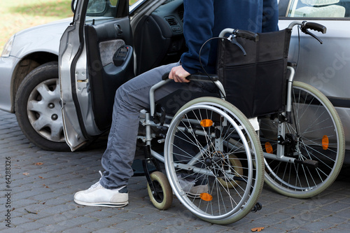 Man in wheelchair next to car © Photographee.eu