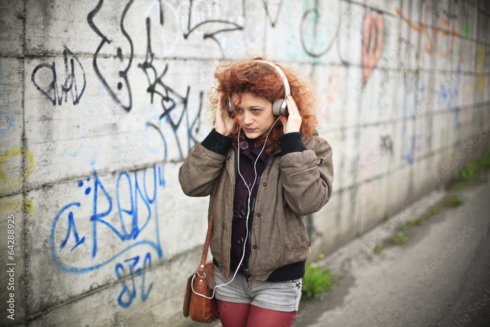 Obraz premium Beautiful girl listening to music