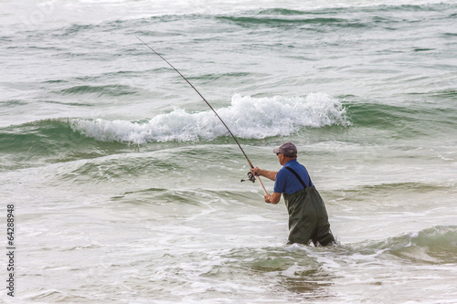 Pêcheur au lance en océan © Akela