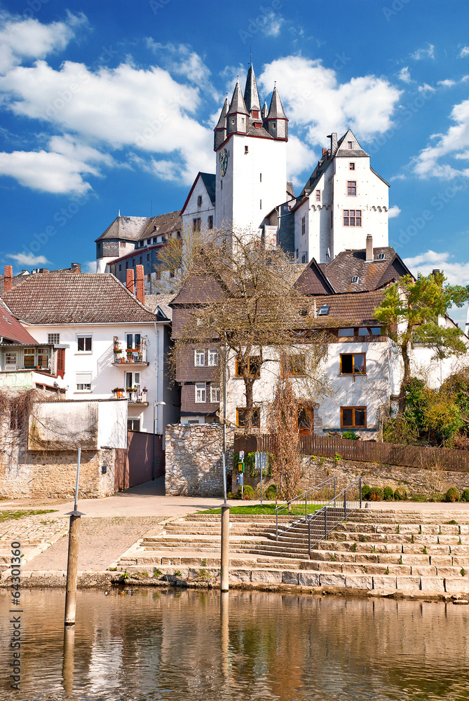 Diezer Grafenschloss auf Fels über Altstadt und Lahn