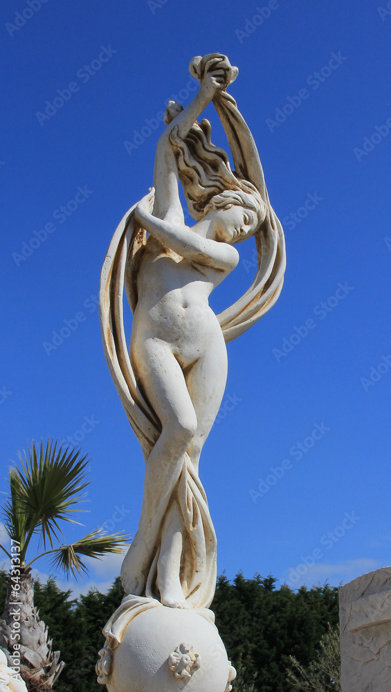 Obraz premium Sculpture allégorique sur fond de ciel bleu