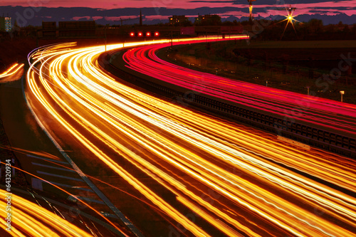 Autos auf Autobahn bei Nacht photo