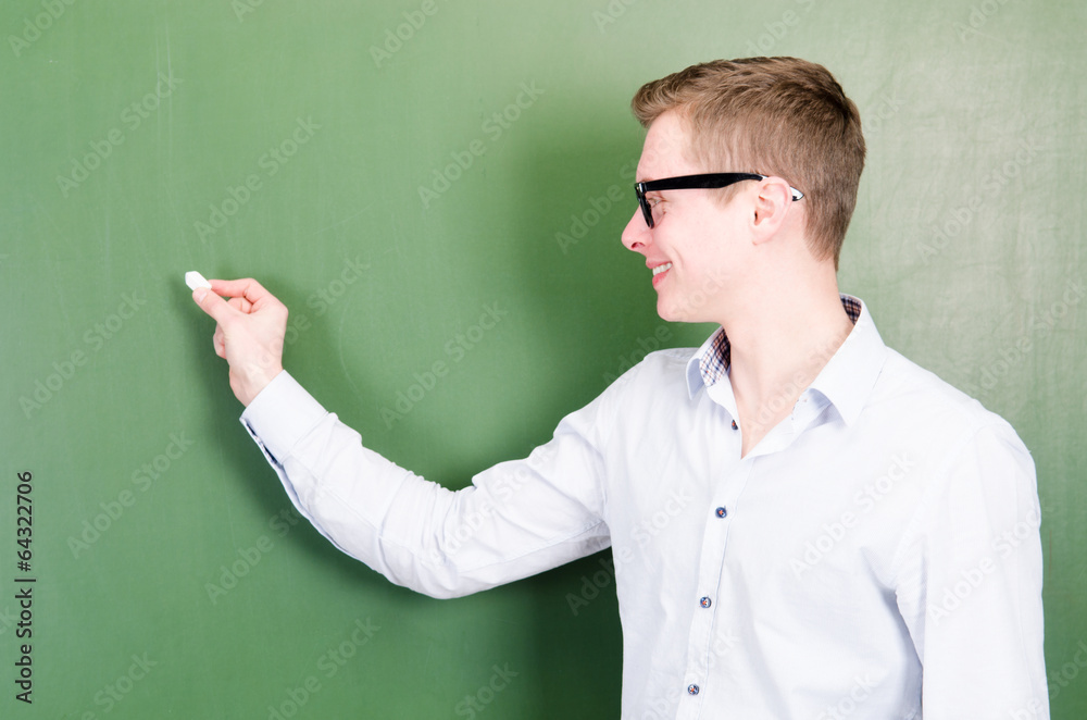 schüler mit brille schreibt an die tafel schüler mit brille schreibt an die tafel