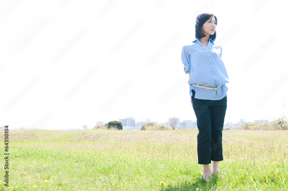 草原に立つ女性 草原に立つ女性