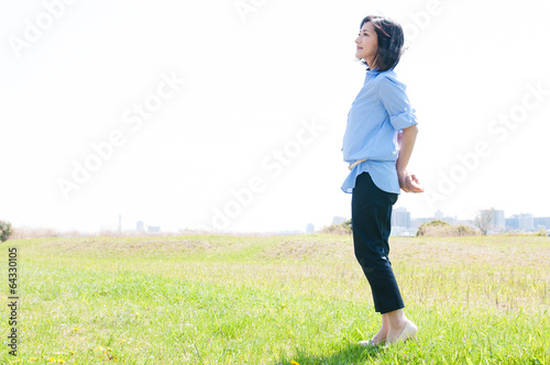 草原に立つ女性