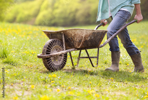 Foto Farmer with wheelbarrow