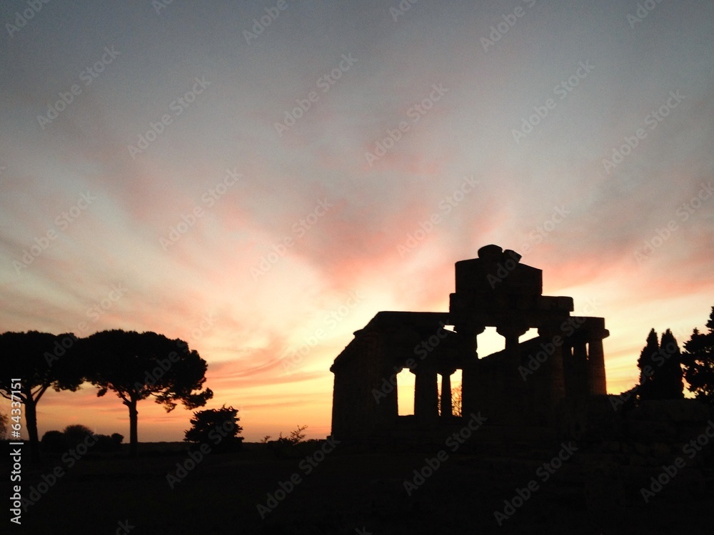 Obraz premium tramonto sui templi di Paestum