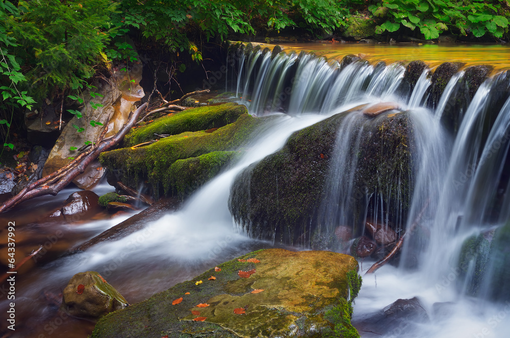 Obraz premium Cascade mountain river