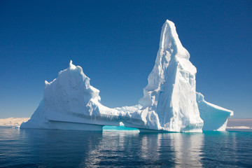 Fotobehang Zuidpoolgebied Sculpturale ijsberg op Antarctica  © Juancat
