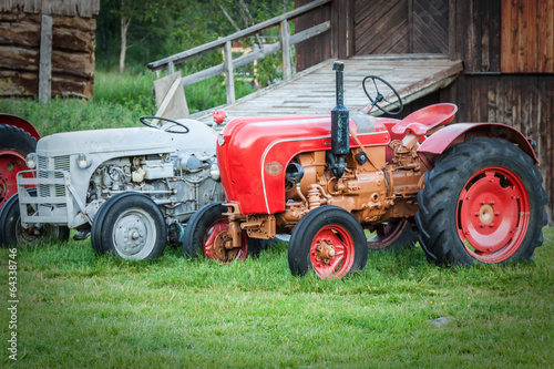 Obraz na płótnie Vintage tractor by barn w salonie