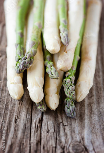grüner und weißer spargel