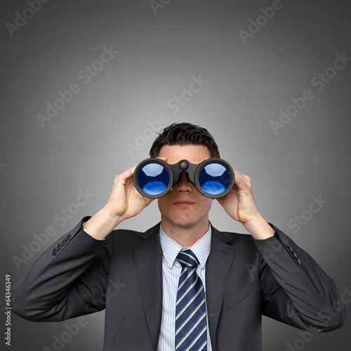 Mann mit Fernglas photo
