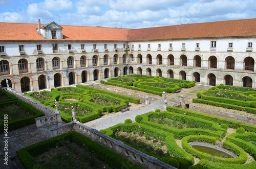Klostergarten mit Kreuzgängen im Kloster von Alcobaca