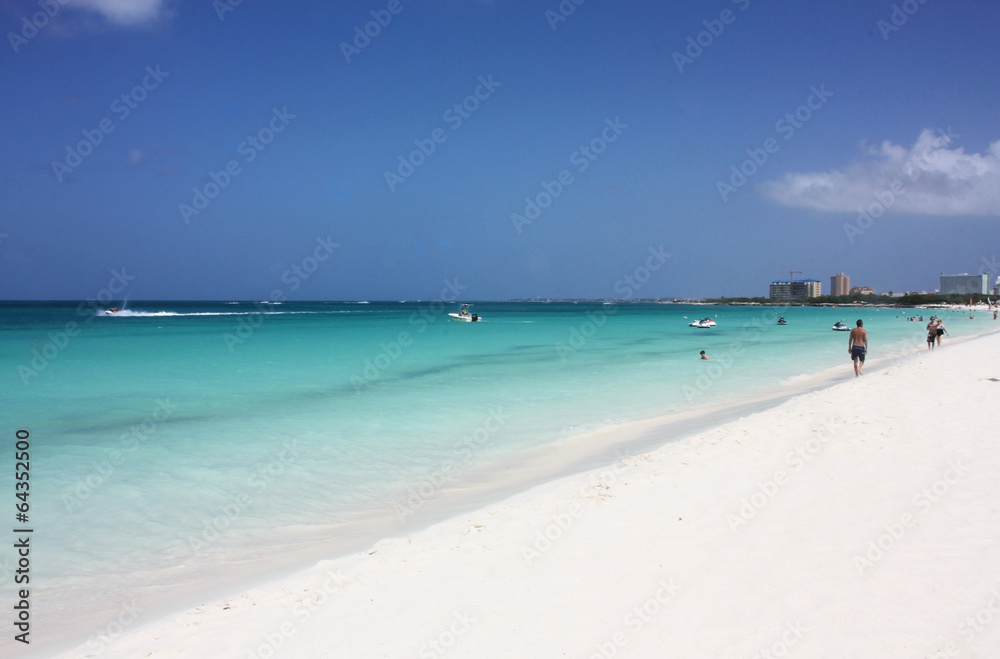 Der weiße Eagle Beach in Aruba mit türkis blauem Meer