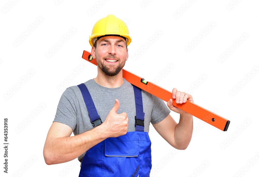 lächelnder Bauarbeiter mit Wasserwaage