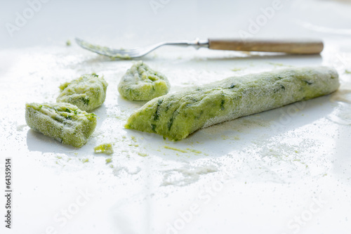 Gnocchi mit Bärlauch wird Zubereitet photo