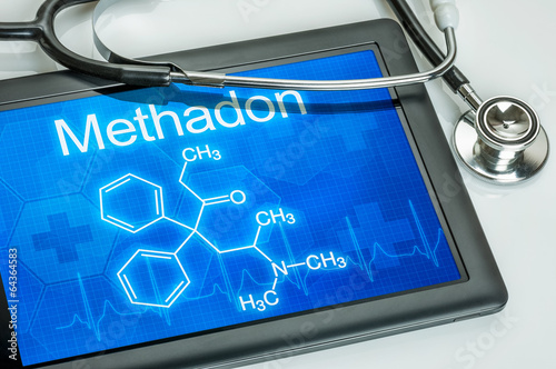 Tablet mit der chemischen Strukturformel von Methadon