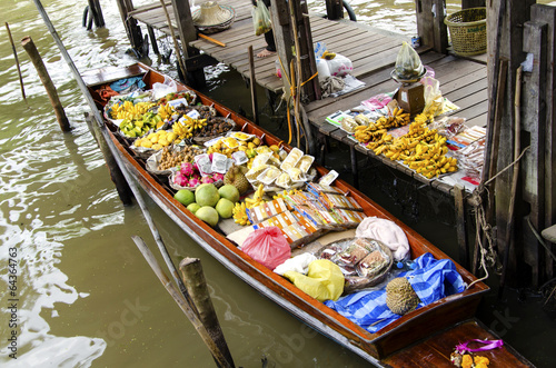 Floating Market ( Damnoen Saduak ) In Thailand © yobab