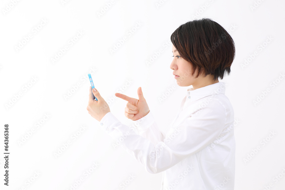スマホを指差す女性 スマホを指差す女性