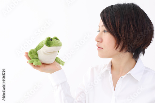カエルと女性