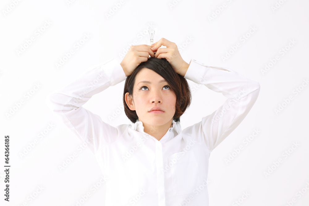 電球と女性 電球と女性