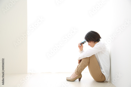 悩む女性