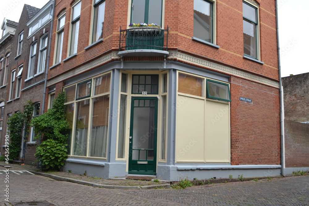 leegstaand winkelpand in Nederlands stadje leegstaand winkelpand in Nederlands stadje