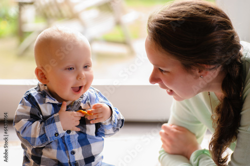 Glückliche Mutter mit Sohn