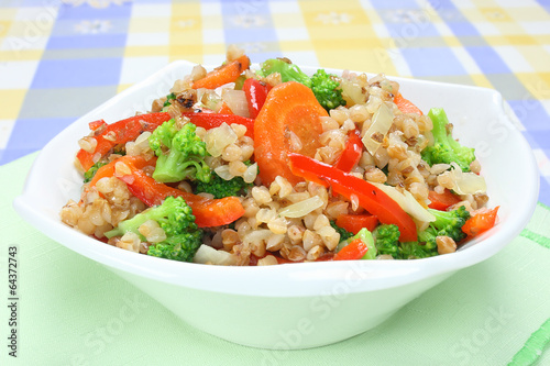 Buckwheat with carrots, onions, broccoli and paprika