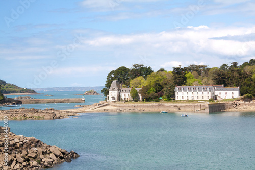 L'ile Tristan à Douarnenez  vue de port Rhu dans le Finistère  photo