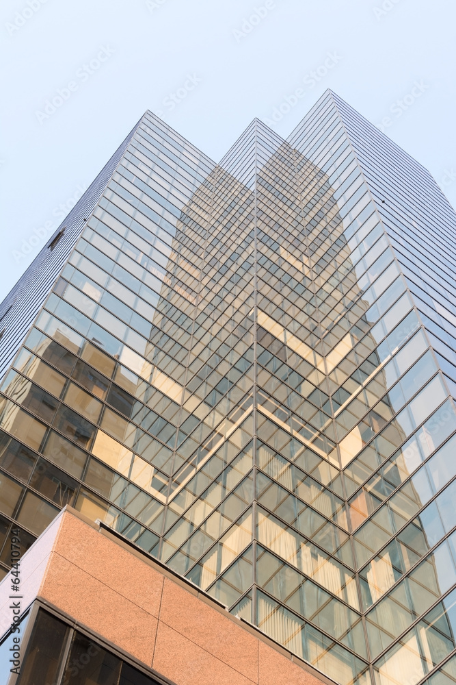 Obraz premium Office skyscraper under dramatic sky