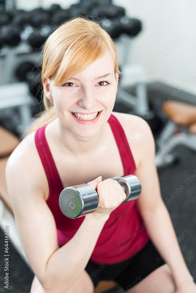 Junge Frau beim Hanteltraining Junge Frau beim Hanteltraining