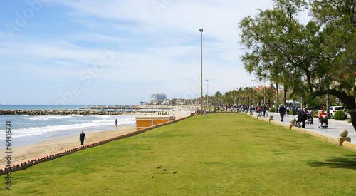 Paseo junto a la playa en Sitges, Barcelona