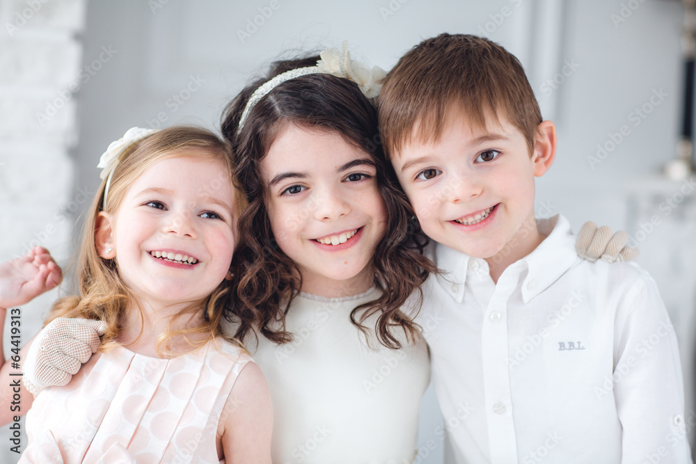 Fototapeta premium tres niños abrasados