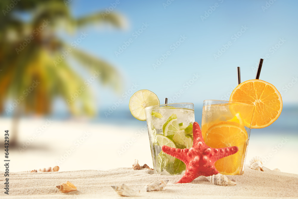 Summer beach with drinks and accessories - obrazy, fototapety, plakaty 