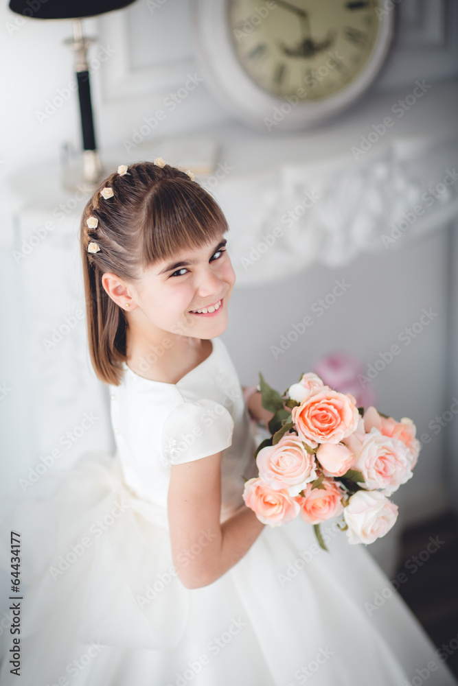 niña con flores
