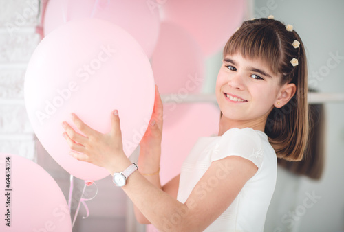niña con globos en la fiesta