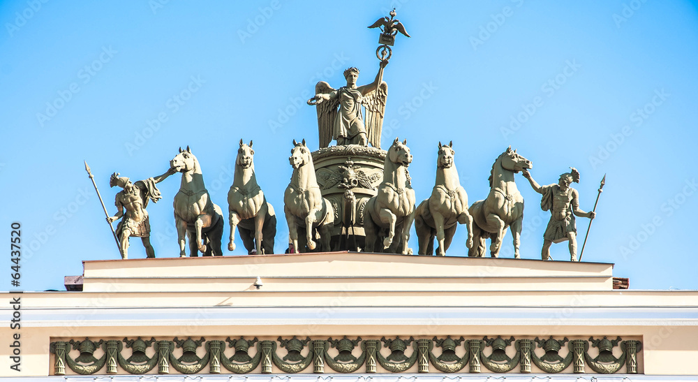 Obraz premium General Staff Building in St Petersburg. Triumphal Arch, crowned