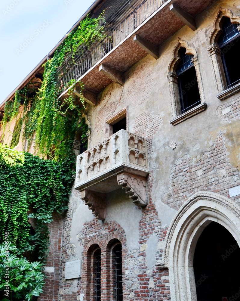Balkon auf Haus in Verona sogenannte casa de Giulietta. Italienische Sehenswürdigkeit und berühmte Platz für Verlobte aus aller Welt.
