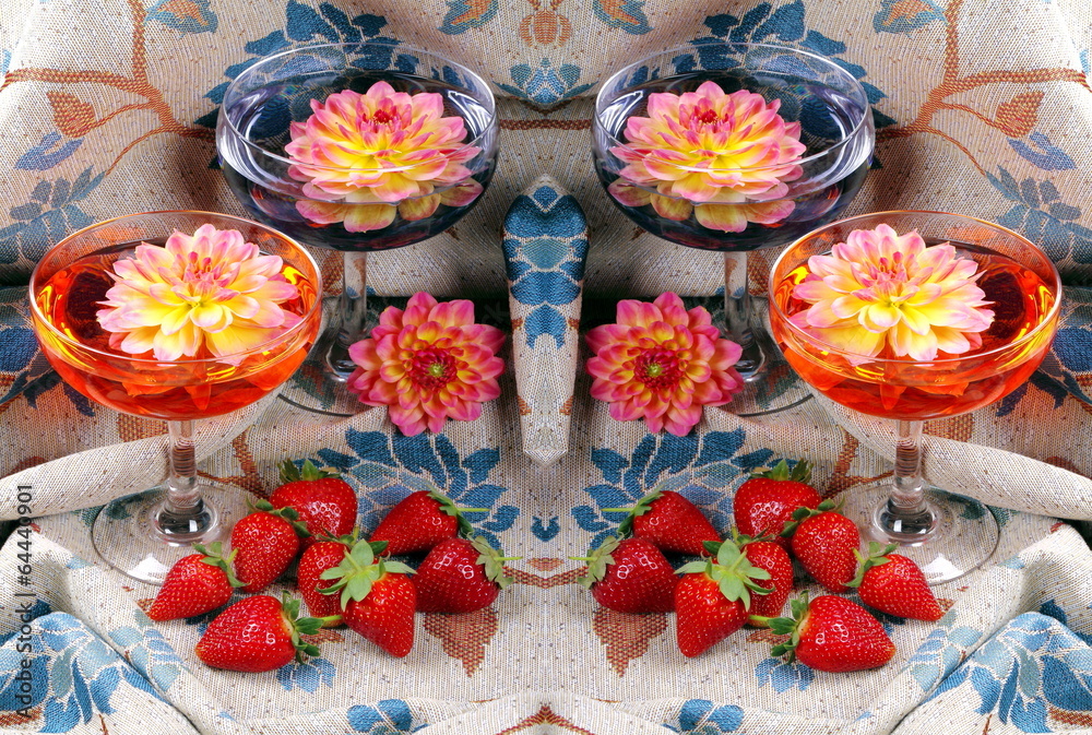Fragole e fiori di dalia Fragole e fiori di dalia