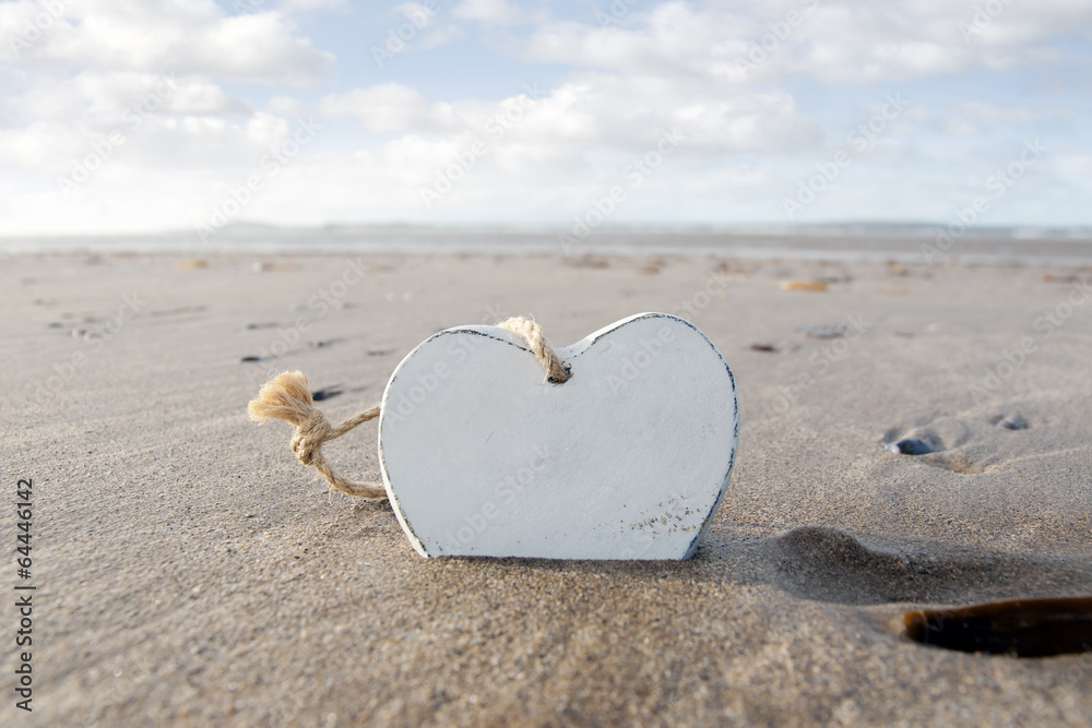 Fototapeta premium single wooden love heart in the sand