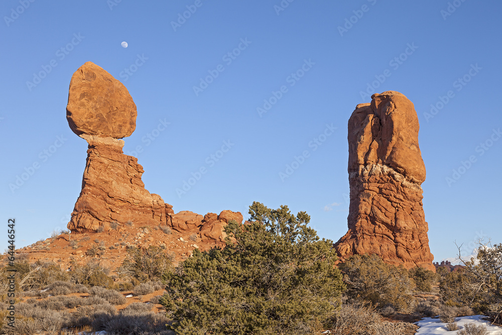 Fototapeta premium Balanced Rock is Feature at Arches National Park, Utah.