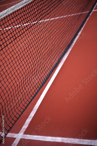 Net on a tennis court © Redzen